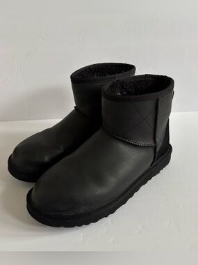 Ugg Women's Classic Mini Pearlized Leather Boots US 10 Black Wool 5” Lounge Warm